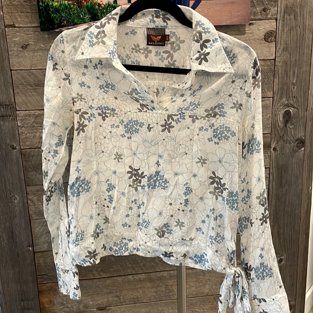 Industry summer top in size M